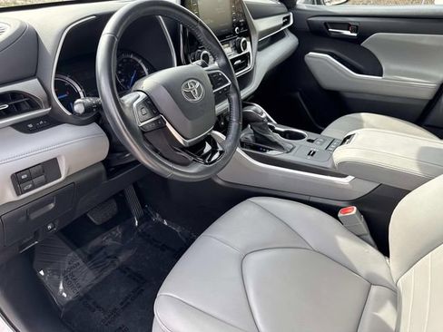 Used 2020 Toyota Highlander XLE AWD/4WD image 21
