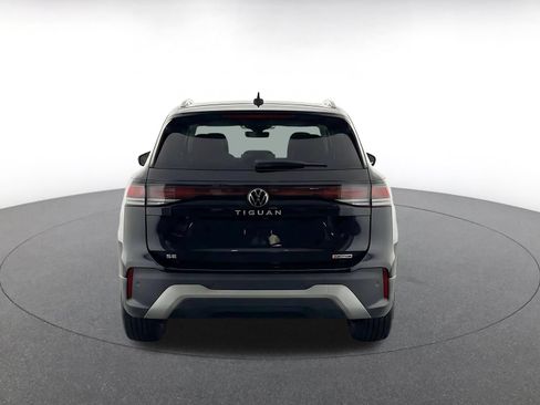 Used 2026 Volkswagen Tiguan SE FWD image 8