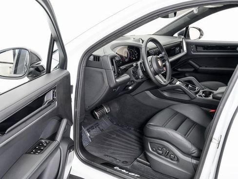 Used 2024 Porsche Cayenne Turbo GT image 4