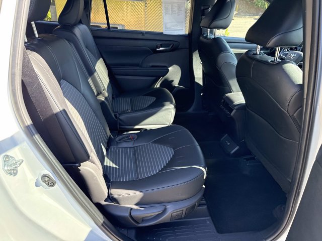 Used 2023 Toyota Highlander XSE FWD image 11