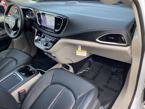 Used 2024 Chrysler Pacifica Select image 10
