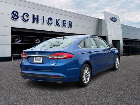 Used 2017 Ford Fusion SE FWD image 2