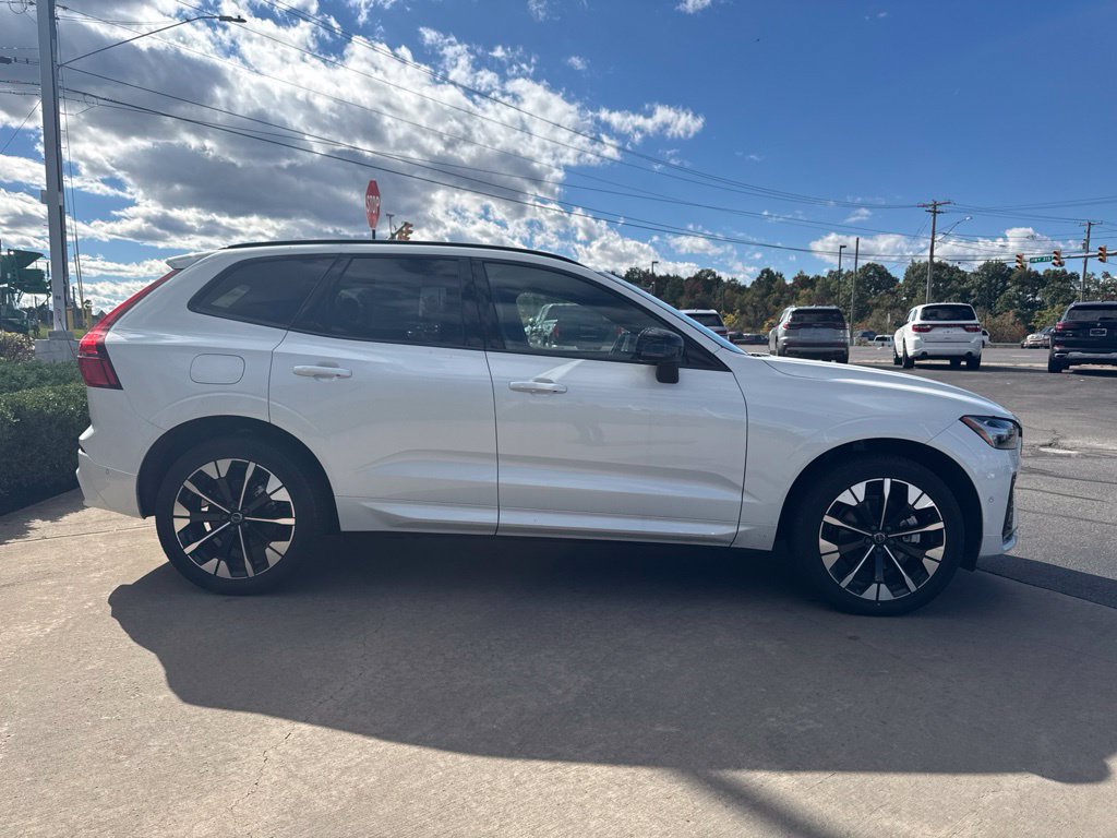 Used 2026 Volvo XC60 B5 Plus AWD/4WD image 4