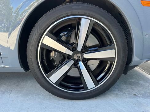 Certified 2025 Porsche Cayenne Turbo AWD/4WD image 41