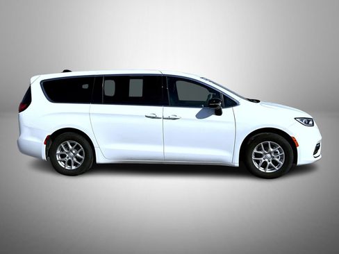 Used 2025 Chrysler Pacifica Select image 4