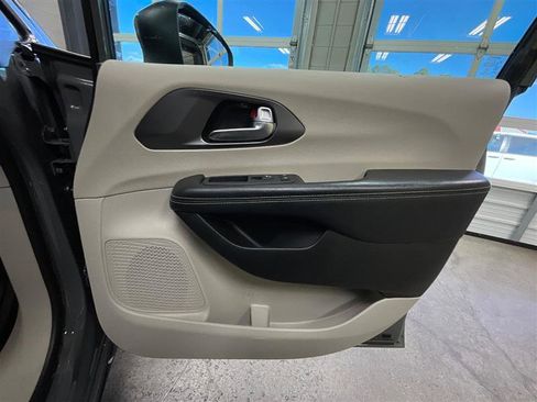 Used 2023 Chrysler Pacifica Touring-L image 20