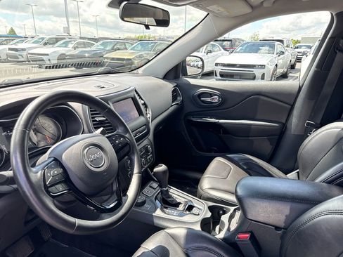 Used 2019 Jeep Cherokee Latitude Plus AWD/4WD image 11