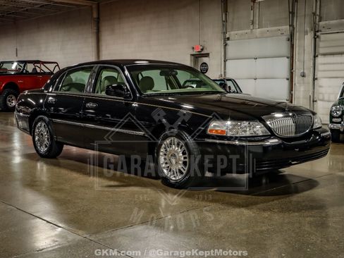 Used 2010 Lincoln Town Car Signature Limited image 12