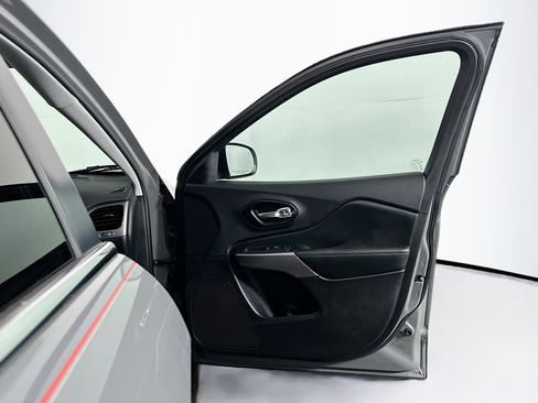 Used 2021 Jeep Cherokee Limited image 33