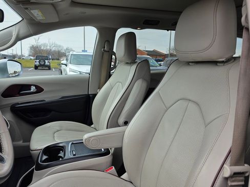 Used 2020 Chrysler Pacifica Limited image 10