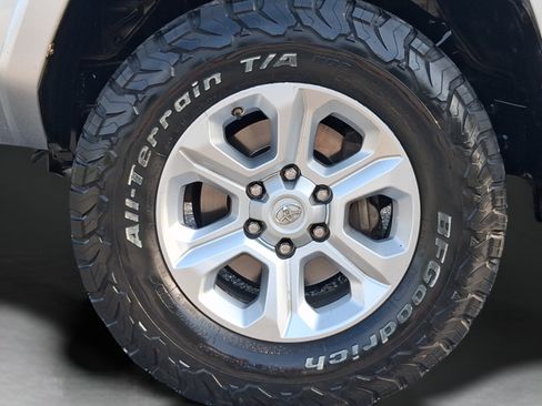 Used 2017 Toyota 4Runner SR5 AWD/4WD image 33