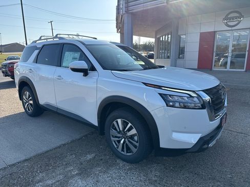 New 2025 Nissan Pathfinder SL image 2