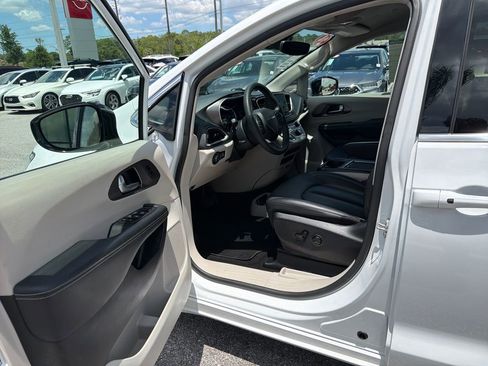 Used 2024 Chrysler Pacifica Limited FWD image 12