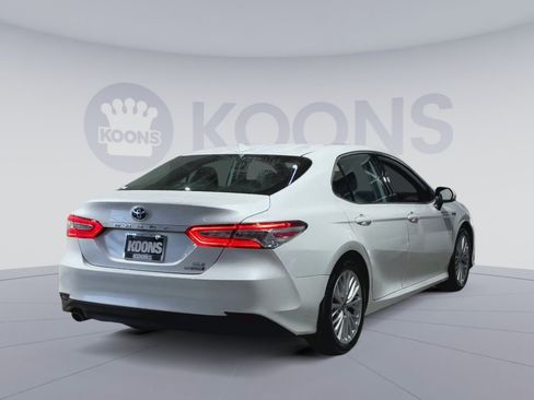 Used 2020 Toyota Camry XLE w/ Sunroof Package image 11