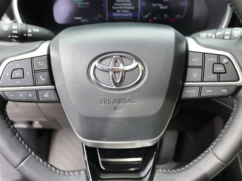 Used 2025 Toyota Highlander Limited AWD/4WD image 26