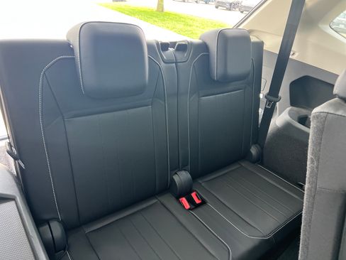 Used 2023 Volkswagen Tiguan SE w/ Panoramic Sunroof Package FWD image 30