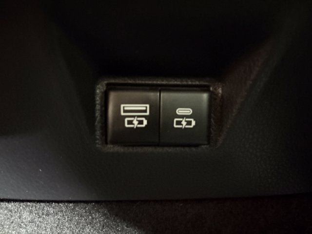 Used 2025 Toyota Camry SE FWD image 13