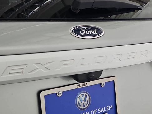 Used 2020 Ford Explorer Platinum w/ Premium Technology Package AWD/4WD image 12