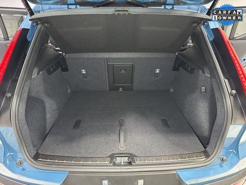 Used 2025 Volvo XC40 B5 Plus image 23