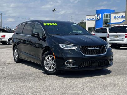 Used 2025 Chrysler Pacifica Select