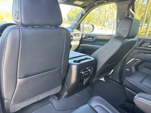 Used 2025 GMC Yukon Denali RWD image 12