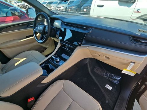 New 2026 Jeep Grand Cherokee L Limited w/ Luxury Tech Group II AWD/4WD image 12
