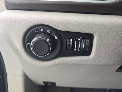 Used 2017 Chrysler Pacifica Touring w/ Tire & Wheel Group FWD image 30