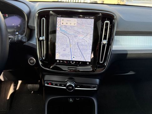 Used 2024 Volvo XC40 B5 Core image 21
