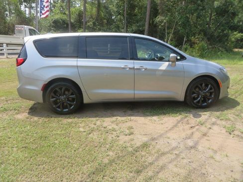 Used 2018 Chrysler Pacifica Touring Plus w/ S Appearance Package FWD image 5