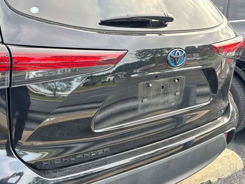Used 2024 Toyota Highlander XLE AWD/4WD image 9