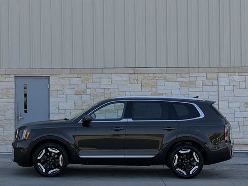 Used 2024 Kia Telluride EX w/ EX Captain's Chair Package FWD image 3