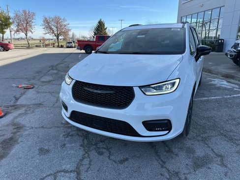 New 2026 Chrysler Pacifica Select image 11