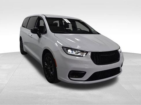 New 2026 Chrysler Pacifica Select image 4