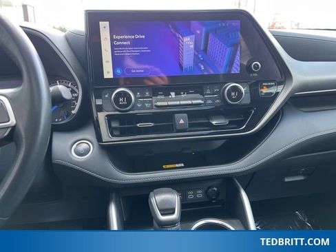 Used 2024 Toyota Highlander XLE image 31