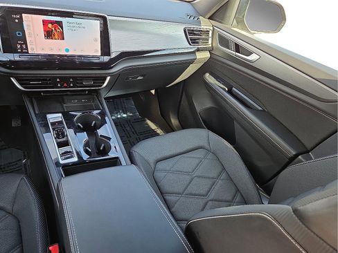 Used 2024 Volkswagen Atlas Cross Sport SE image 11