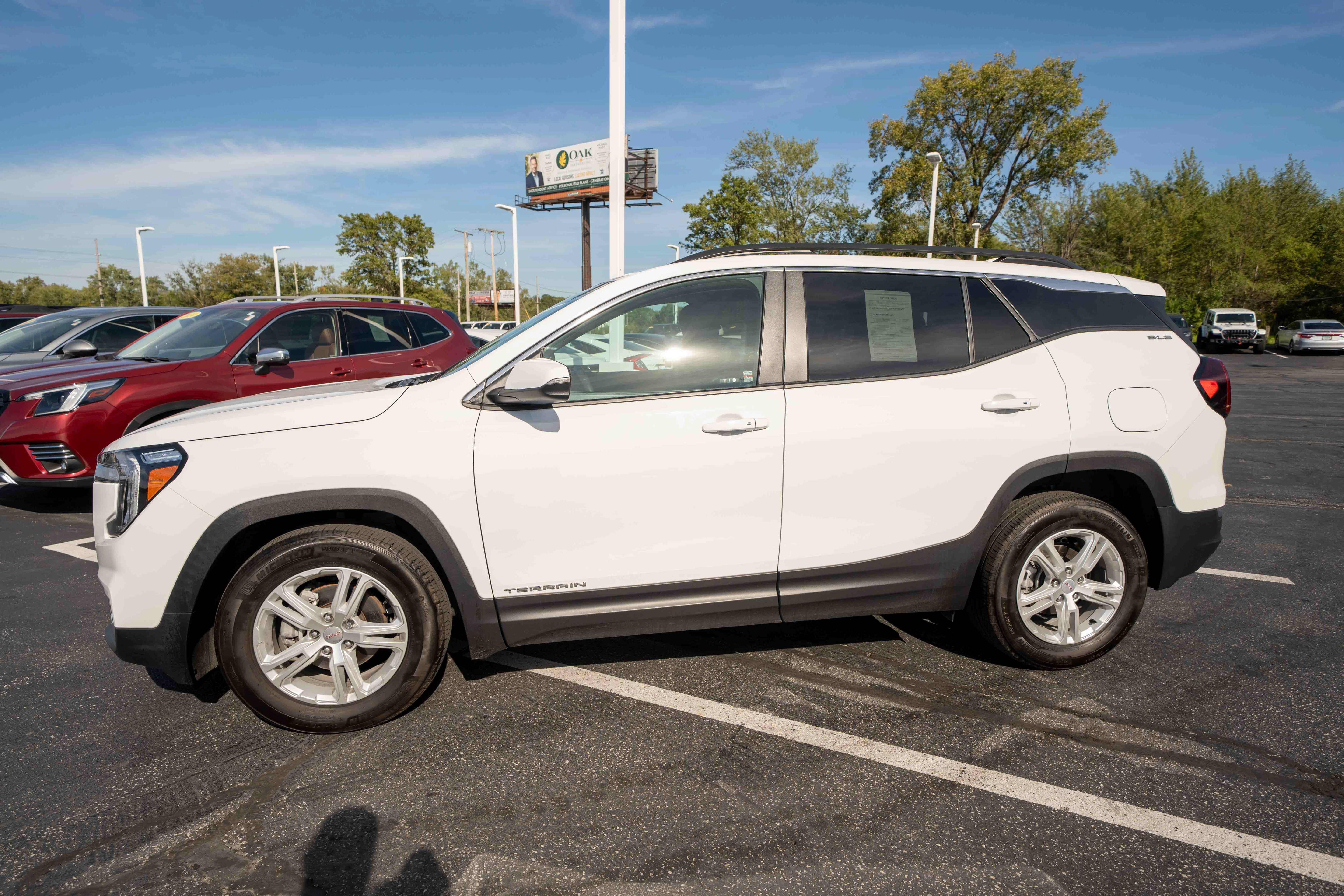 Used 2024 GMC Terrain SLE w/ Driver Convenience Package FWD image 3