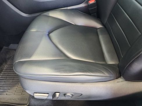 Used 2023 Toyota Highlander XLE AWD/4WD image 17