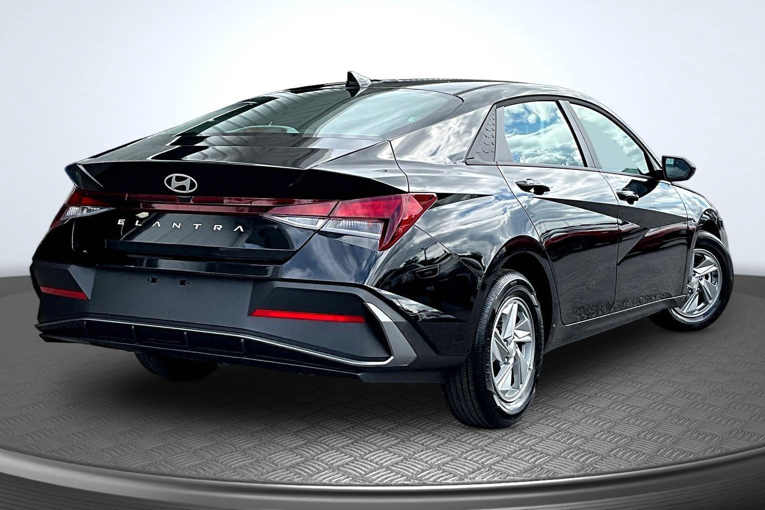 Used 2026 Hyundai Elantra SE FWD image 5