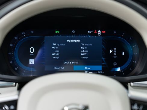 Certified 2025 Volvo XC60 B5 Plus w/ Protection Package Premier image 18