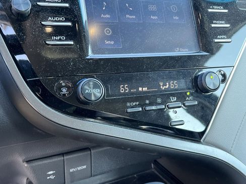 Used 2018 Toyota Camry XLE image 19