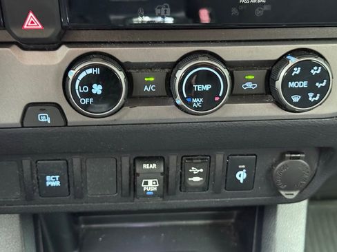 Used 2018 Toyota Tacoma TRD Sport image 13