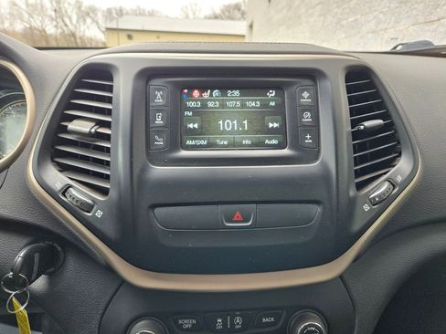 Used 2017 Jeep Cherokee Sport AWD/4WD image 23
