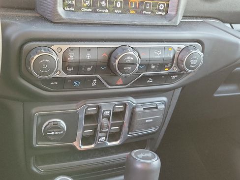 Used 2022 Jeep Wrangler Unlimited Sahara w/ Cold Weather Group image 29