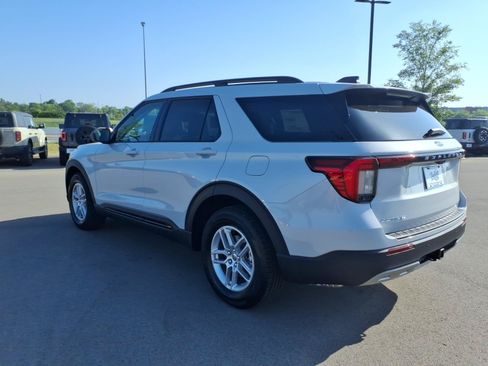 Used 2026 Ford Explorer Active w/ Active Comfort Package RWD image 5