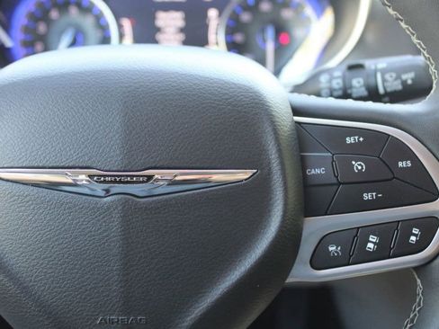 Used 2024 Chrysler Pacifica Touring-L FWD image 34