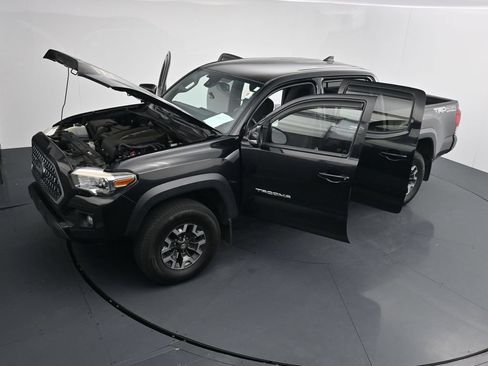 Used 2018 Toyota Tacoma TRD Off-Road w/ Technology Package AWD/4WD image 26