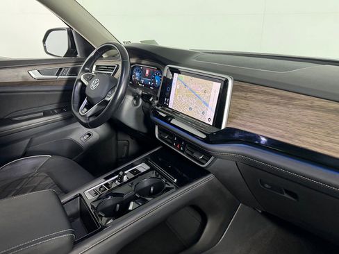 Used 2024 Volkswagen Atlas SEL Premium R-Line image 35