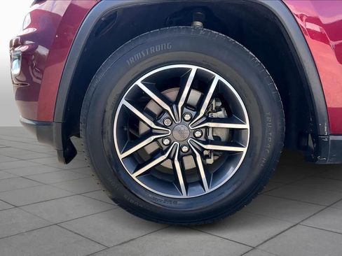 Used 2019 Jeep Grand Cherokee Laredo w/ Laredo X Package image 11