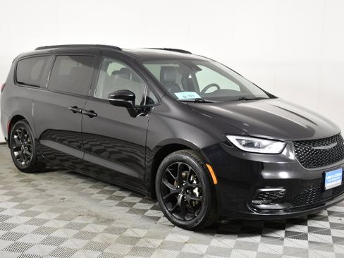 Used 2025 Chrysler Pacifica Limited image 4