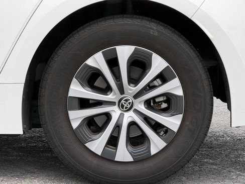 Used 2021 Toyota Corolla LE w/ Carpet Mat Package (TMS) FWD image 3